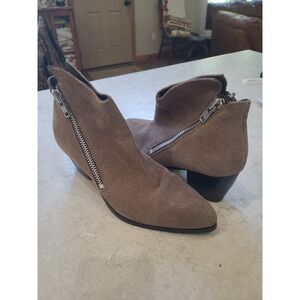Matisse Frankie Asymmetrical‎ Taupe Suade Bootie women SZ 9 3" heel boho casual